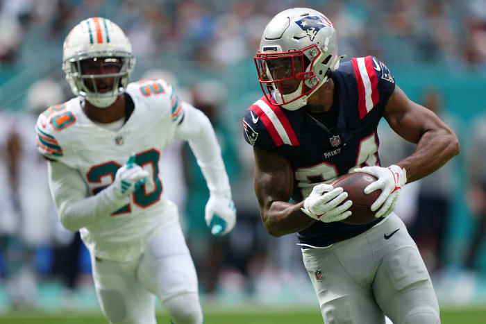 New England Patriots wide receiver Kendrick Bourne (84) runs the ball for a touchdown against the Miami Dolphins during the first half at Hard Rock Stadium.
